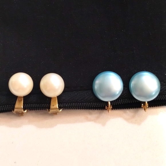 Two sets of pearl clips on earrings light blue and white Japan vintage - Picture 1 of 6